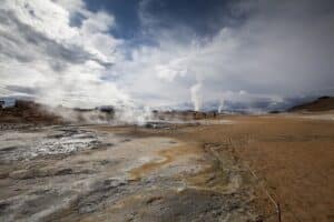 Visite l'Islande : panorama des montagnes de Namaskard et de ses geysers