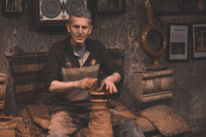 Visite Cappadoce et l’artisan d'Homme dans sa boutique artisanale turque