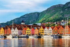 Autotour Norvège : Maisons colorées de Bergen au pied de la montagne