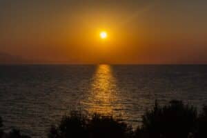Visiter les Cyclades coucher de soleil Akaoka