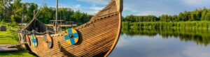 Autotour Norvège : Bateau de viking sur un lac au paysage Bergen