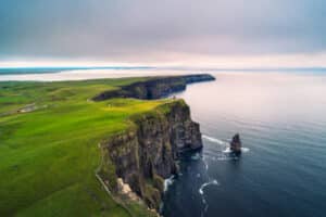 Découvrir l'Irlande en randonnée sur ses falaises au bord du mer