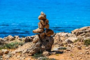 Voyage Chypre galets en bord de mer Akaoka