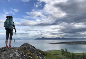 Trek des îles Lofoten : un randonneur en face une vue de mer et des fjords