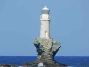 Visite des Cyclades phare blanc de l'île d'Andros Akaoka