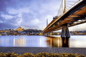 Trek Istanbul sur Pont illuminé au soir