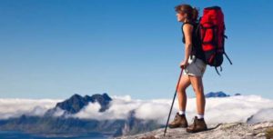 Traversée Norvège : Randonneuse sur une montagne avec son bâton