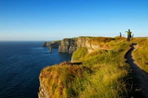Randonnée Cork : Randonneurs sur une falaise au bord de mer