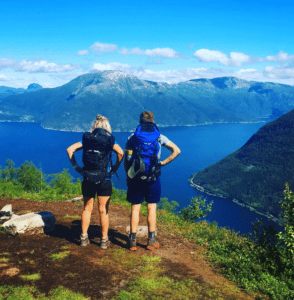 Trekking Norvège : Randonneurs face à la vue sur les montagnes et les fjords