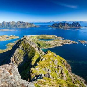 Trek des îles Lofoten : la vue des montagnes et des fjords sur la mer