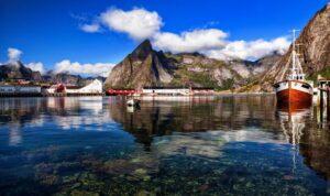 Randonnée îles Lofoten : Port d'un village en Norvège