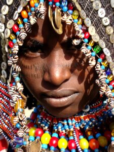Voyage Ethiopie : femme éthiopienne avec un foulard traditionnel multicolore Akaoka