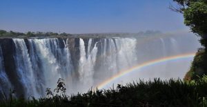 Randonnée en Namibie aux chutes Victoria avec un arc-en-ciel Akaoka