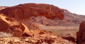 Voyage en Namibie dans un désert rocheux et rouge Akaoka