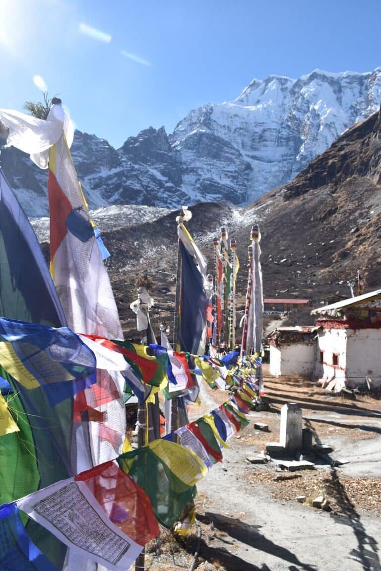 Trek au Népal en famille : drapeaux de prières accrochés dans un village en pleine montagne Akaoka