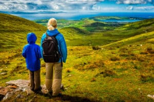 Tour de l'Irlande : l'eau bleue entre Burren et Connemara au paysage
