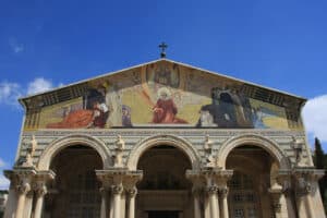 Désert Néguev: visite d'une magnifique église israëlienne avec des décors représentant les traditions.