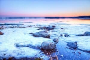 Trek Finlande: Vue sur le charme de l'hiver sur un lac finlandais et la nature qui l'entoure
