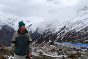 Randonnée au Népal : vue sur les montagnes enneigées Akaoka