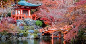 Randonnée au Japon : temple japonais en forêt à côté d'une source d'eau Akaoka