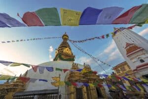 Voyage au Népal à Katmandu : visite d'un temple orné de drapeaux Akaoka