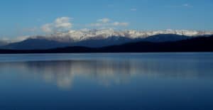 Randonnée au Népal au bord du lac Rara entouré de montagnes enneigées Akaoka