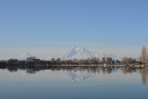 Randonnée Turquie Mont Ararat avec le reflet du Lac sur les montagnes