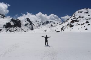 Randonnée liberté au Népal : un randonneur seul au milieu de montagnes enneigées Akaoka