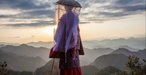 Randonnée au Japon : un Japonais en tenue traditionnelle face aux montagnes Akaoka