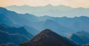 Trek au Japon : vue sur les vallées montagneuses depuis le sommet d'une montagne Akaoka
