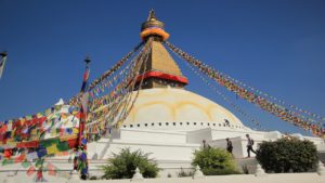 Voyage au Népal : découverte d'un monument religieux décoré de drapeaux Akaoka