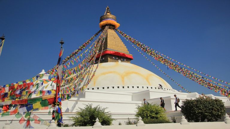 Voyage au Népal : découverte d'un monument religieux décoré de drapeaux Akaoka