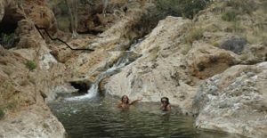 Voyage en Namibie : baignade dans une cascade rocheuse Akaoka