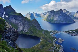 Randonnée Cap au Sud : la vue d'un village entouré des fjords et montagnes