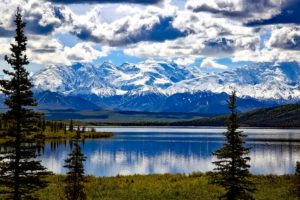 Randonnée aux Etats-Unis au bord d'un lac d'Alaska Akaoka