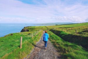 Randonnée Killarney : Randonneuse en bord de mer en Dingle