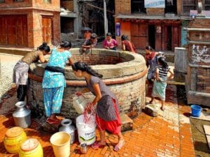 Voyage au Népal : puit d'un village Akaoka