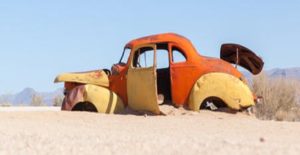 Raid en Namibie : épave de voiture dans un désert Akaoka