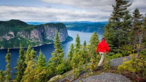 Randonnée entre fjords et montagnes, d'un randonneur au sommet de fjord