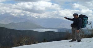 Trek au Népal au sommet de montagnes et vue sur un lac Akaoka