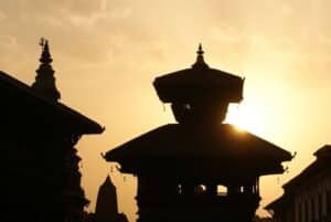 Voyage au Népal : coucher de soleil sur un temple Akaoka