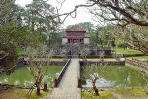 Séjour Vietnam : visite d'un temple à Hué entouré de végétation et de deux petites mares d'eau Akaoka