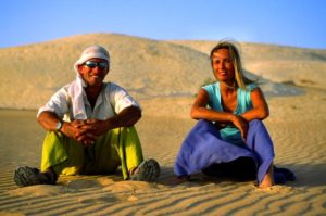 Trek en Algérie : des touristes assis sur le sable dans le désert du Hoggar Akaoka
