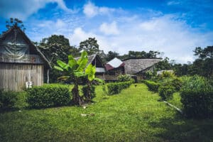 Voyage en Équateur : village avec des maisons traditionnelles entourées de verdure Akaoka