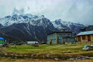 Randonnée au Népal : un village au milieu des montagnes enneigées Akaoka