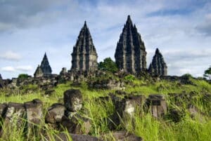 Trek Indonésie à Sulawesi : une sculpture avec 5 tours en pierres de la culture indonésienne Akaoka
