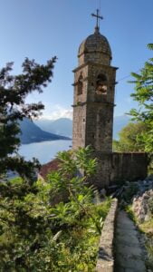 Randonnée au Monténégro clocher en bord de mer