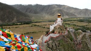 Voyage au Tibet visite d'un monastère au cœur des montagnes Akaoka