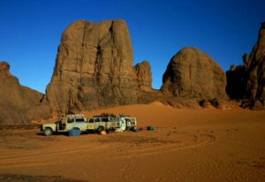 Raid en Algérie dans le désert du Tassili dans le Hoggar en voiture Akaoka