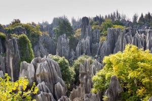 Randonnée en Chine à Yunnan dans une forêt de pierres Akaoka
